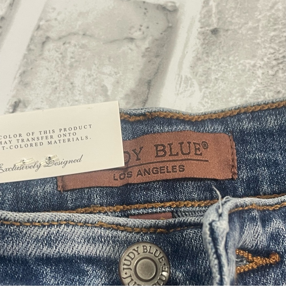 Judy Blue women’s jeans high waist Retro wide-leg distressed hem. NWT.size 3/26 - Picture 3 of 16